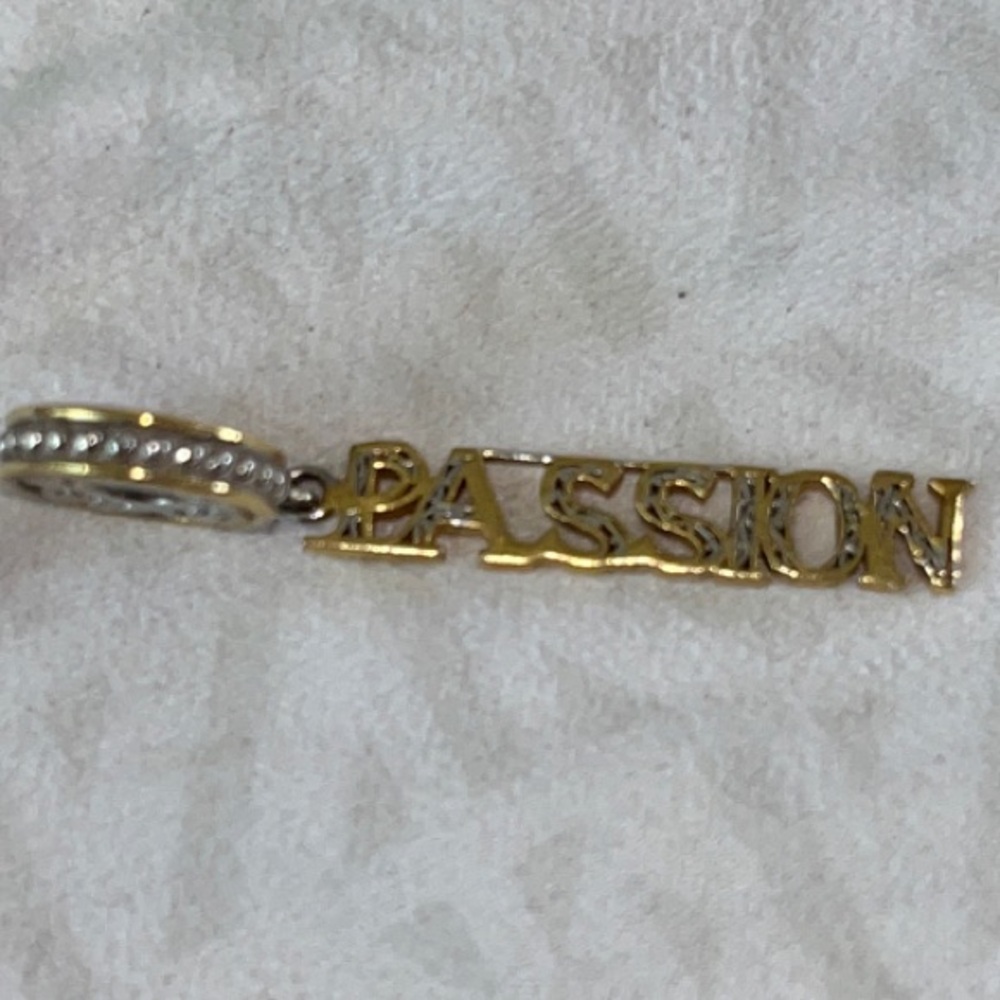 Gems En Vogue “PASSION” charm